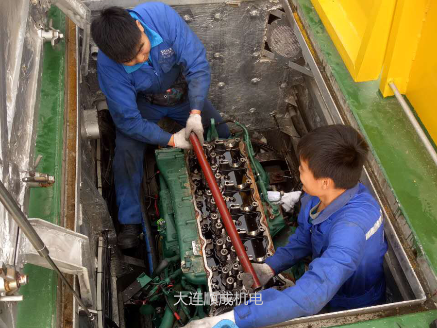 執(zhí)法船用發(fā)動機現(xiàn)場維修中